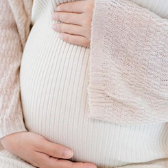 协鑫集团在美👩‍👩‍👧‍👧🍭国设有颗粒硅和🈷🧳钙钛矿研发中心，🐒